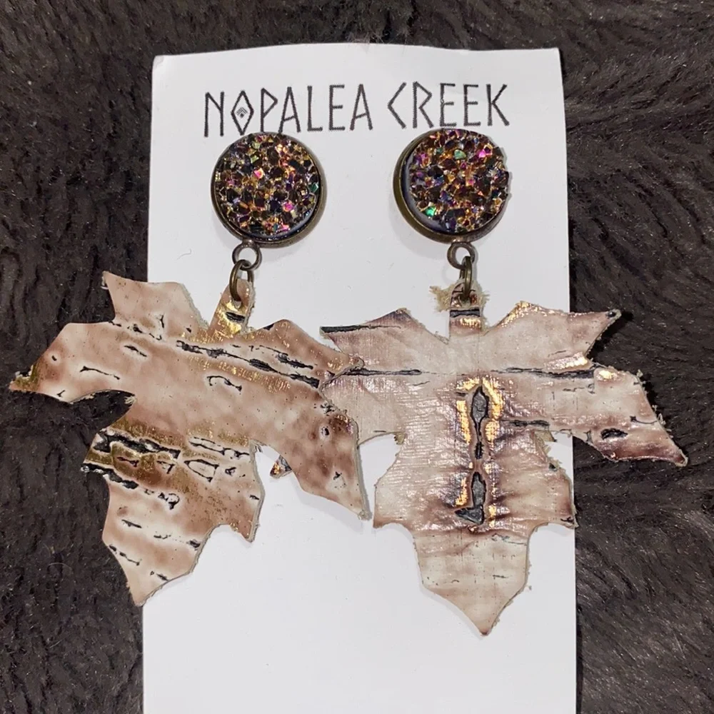 🛍️Brand new adorable pair of leaf/ fall print earrings! - Picture 2 of 2
